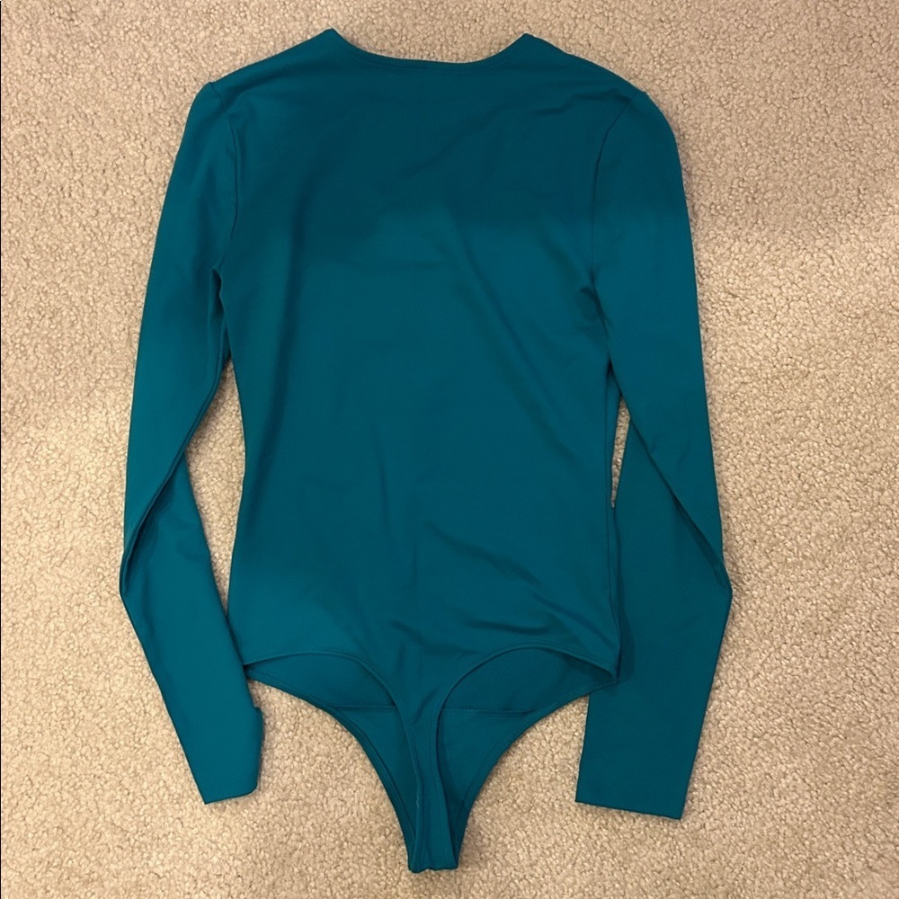 NWT Abercrombie & Fitch long-sleeve asymmetrical cutout bodysuit - Picture 5 of 5